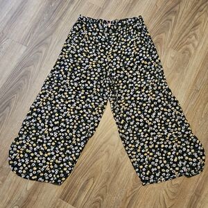 Womens Floral Capri Pants